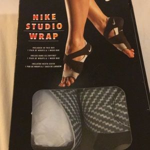 Nike Studio Wraps Size Medium 7.5-9